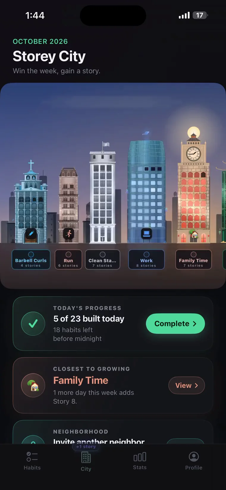 Storey no iPhone mostrando uma cidade noturna de torres de hábitos e o progresso de hoje.